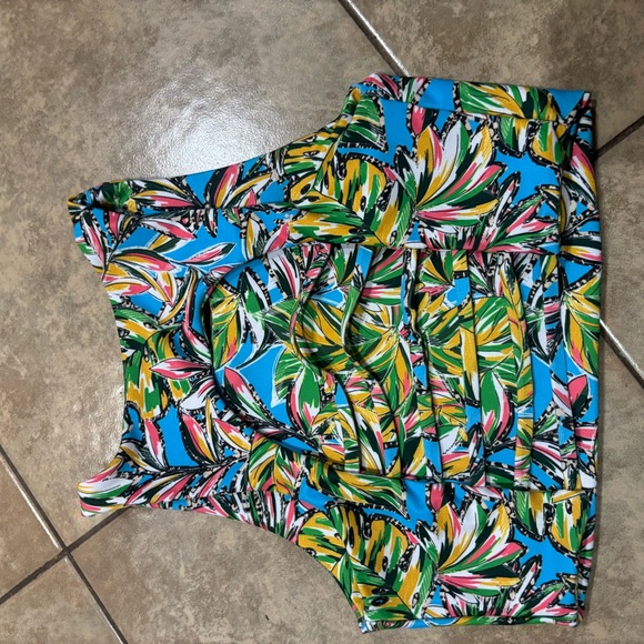 BECCA Multicolor Leaf Print Crop Top - Picture 4 of 4
